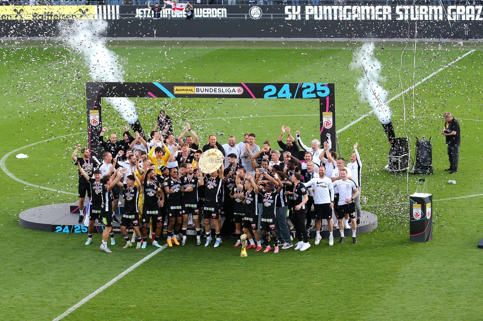 Sturm Graz - Wolfsberg
Oesterreichische Fussball Bundesliga, 32. Runde, SK Sturm Graz - Wolfsberger AC, Stadion Liebenau Graz, 24.05.2025. 

Foto zeigt die Mannschaft von Sturm mit dem Meisterteller

