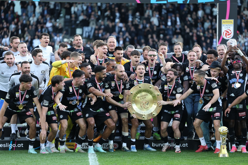 Sturm Graz - Wolfsberg
Oesterreichische Fussball Bundesliga, 32. Runde, SK Sturm Graz - Wolfsberger AC, Stadion Liebenau Graz, 24.05.2025. 

Foto zeigt die Mannschaft von Sturm mit dem Meisterteller
