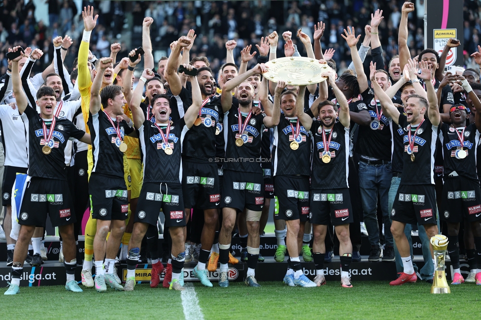 Sturm Graz - Wolfsberg
Oesterreichische Fussball Bundesliga, 32. Runde, SK Sturm Graz - Wolfsberger AC, Stadion Liebenau Graz, 24.05.2025. 

Foto zeigt die Mannschaft von Sturm mit dem Meisterteller
