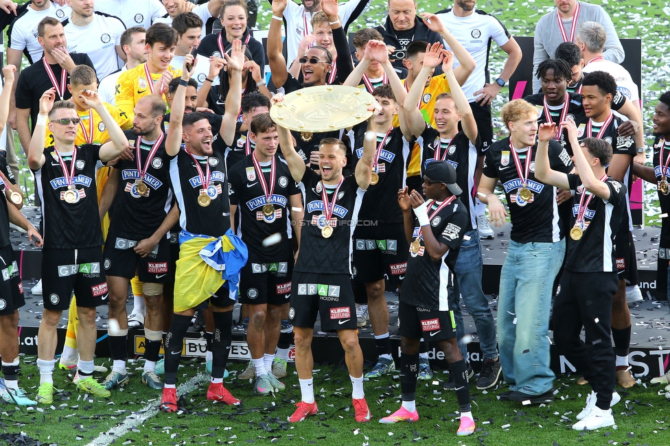 Sturm Graz - Wolfsberg
Oesterreichische Fussball Bundesliga, 32. Runde, SK Sturm Graz - Wolfsberger AC, Stadion Liebenau Graz, 24.05.2025. 

Foto zeigt die Mannschaft von Sturm mit dem Meisterteller
