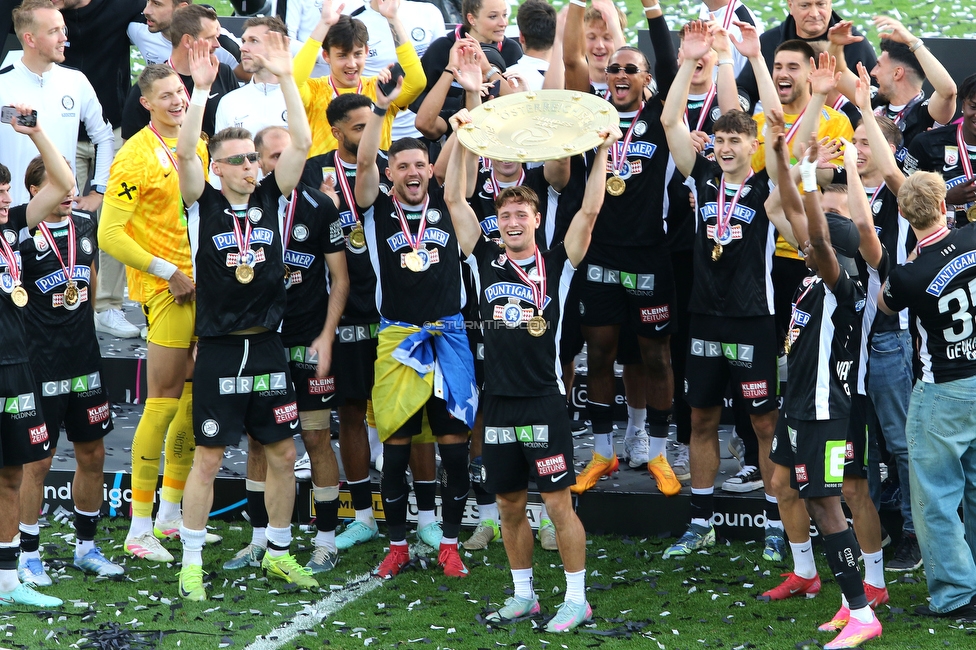 Sturm Graz - Wolfsberg
Oesterreichische Fussball Bundesliga, 32. Runde, SK Sturm Graz - Wolfsberger AC, Stadion Liebenau Graz, 24.05.2025. 

Foto zeigt die Mannschaft von Sturm mit dem Meisterteller
