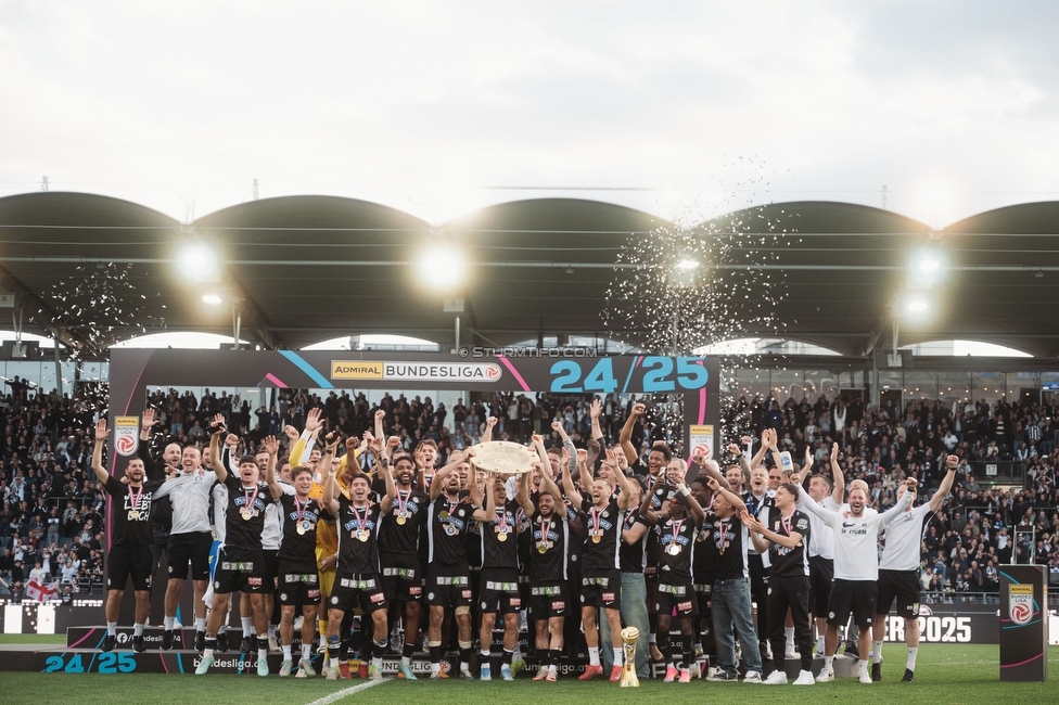 Sturm Graz - Wolfsberg
Oesterreichische Fussball Bundesliga, 32. Runde, SK Sturm Graz - Wolfsberger AC, Stadion Liebenau Graz, 24.05.2025. 

Foto zeigt die Mannschaft von Sturm mit dem Meisterteller

