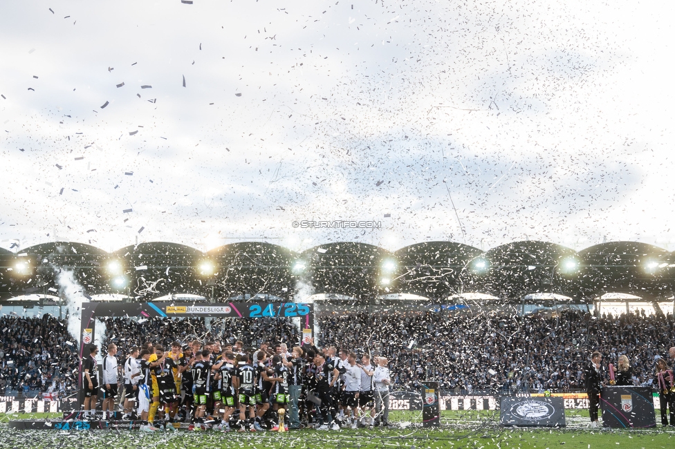 Sturm Graz - Wolfsberg
Oesterreichische Fussball Bundesliga, 32. Runde, SK Sturm Graz - Wolfsberger AC, Stadion Liebenau Graz, 24.05.2025. 

Foto zeigt die Mannschaft von Sturm mit dem Meisterteller

