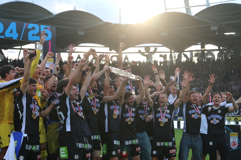 Sturm Graz - Wolfsberg
Oesterreichische Fussball Bundesliga, 32. Runde, SK Sturm Graz - Wolfsberger AC, Stadion Liebenau Graz, 24.05.2025. 

Foto zeigt die Mannschaft von Sturm mit dem Meisterteller
