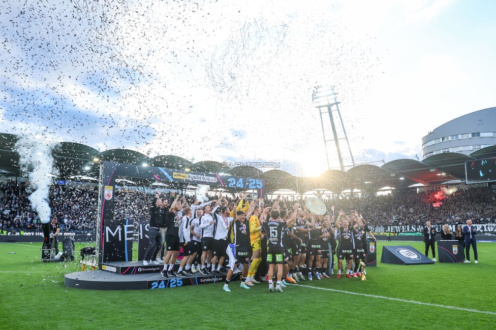 Sturm Graz - Wolfsberg
Oesterreichische Fussball Bundesliga, 32. Runde, SK Sturm Graz - Wolfsberger AC, Stadion Liebenau Graz, 24.05.2025. 

Foto zeigt die Mannschaft von Sturm mit dem Meisterteller
