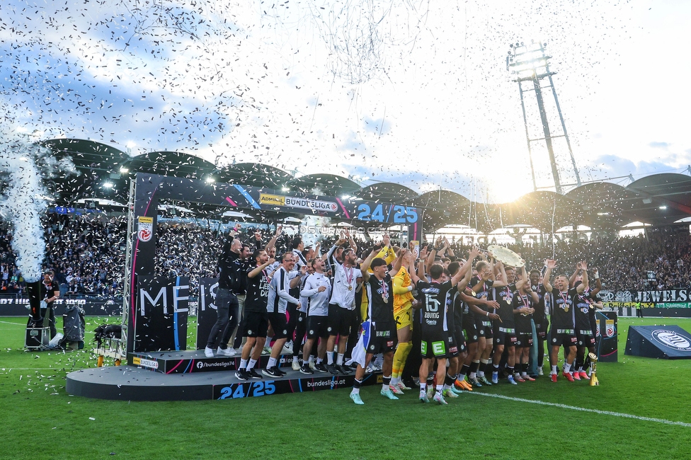 Sturm Graz - Wolfsberg
Oesterreichische Fussball Bundesliga, 32. Runde, SK Sturm Graz - Wolfsberger AC, Stadion Liebenau Graz, 24.05.2025. 

Foto zeigt die Mannschaft von Sturm mit dem Meisterteller
