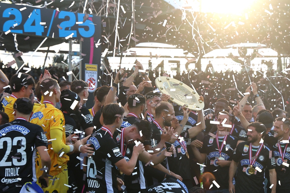 Sturm Graz - Wolfsberg
Oesterreichische Fussball Bundesliga, 32. Runde, SK Sturm Graz - Wolfsberger AC, Stadion Liebenau Graz, 24.05.2025. 

Foto zeigt die Mannschaft von Sturm mit dem Meisterteller
