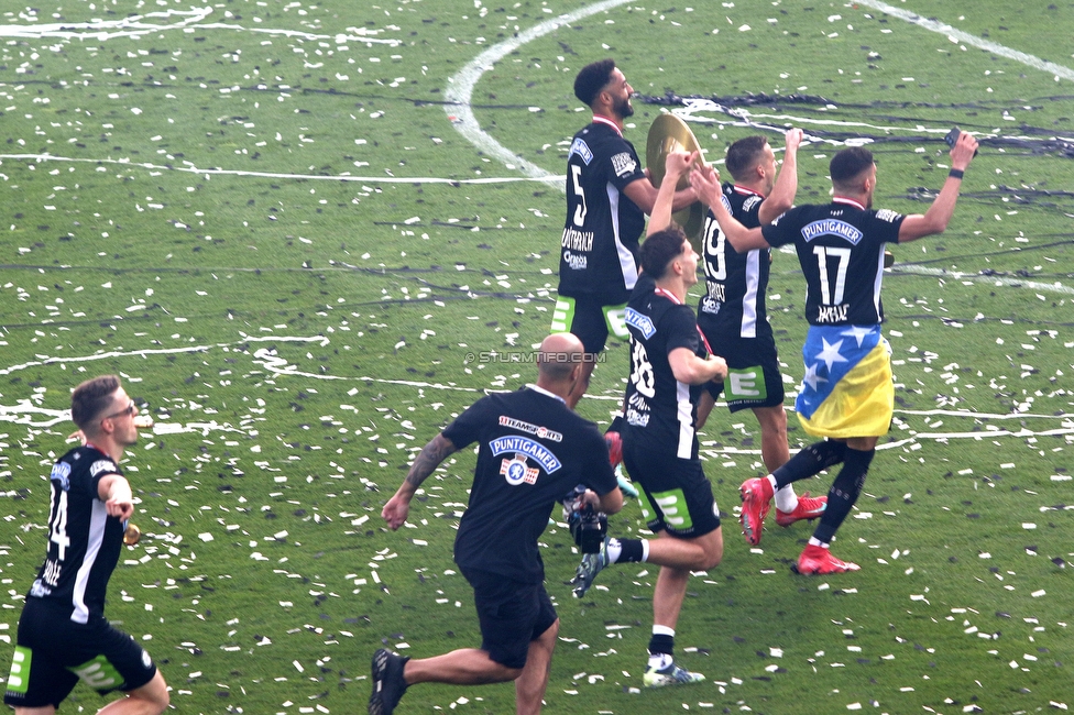Sturm Graz - Wolfsberg
Oesterreichische Fussball Bundesliga, 32. Runde, SK Sturm Graz - Wolfsberger AC, Stadion Liebenau Graz, 24.05.2025. 

Foto zeigt die Mannschaft von Sturm mit dem Meisterteller
