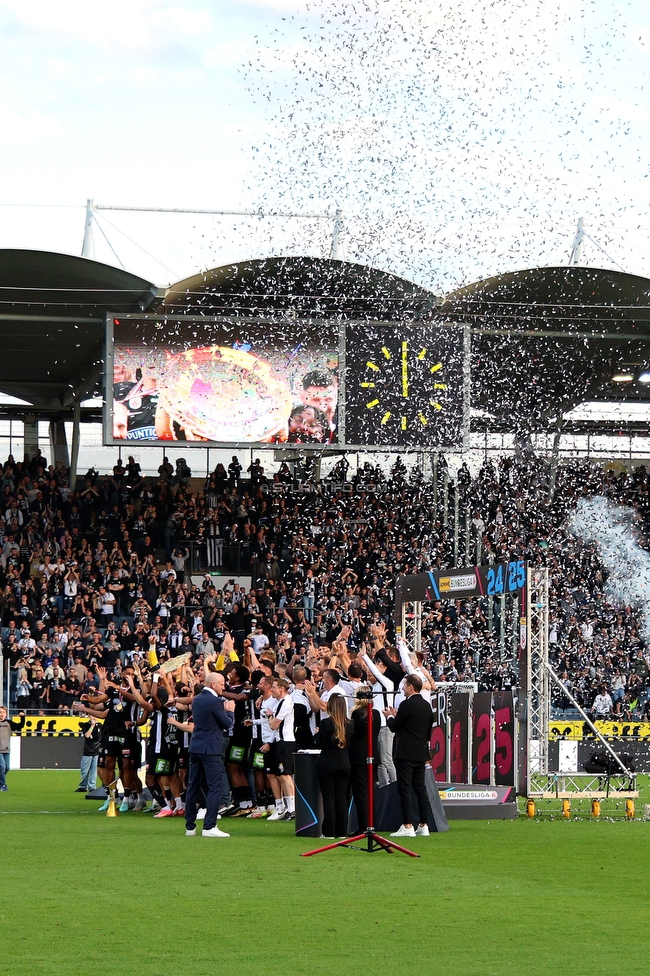 Sturm Graz - Wolfsberg
Oesterreichische Fussball Bundesliga, 32. Runde, SK Sturm Graz - Wolfsberger AC, Stadion Liebenau Graz, 24.05.2025. 

Foto zeigt die Mannschaft von Sturm mit dem Meisterteller
