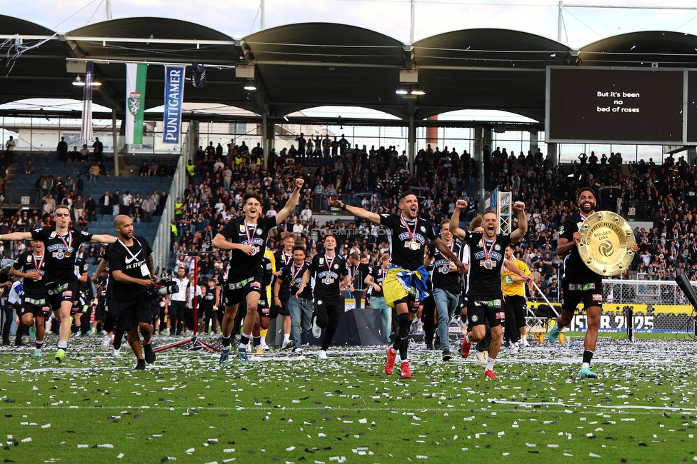 Sturm Graz - Wolfsberg
Oesterreichische Fussball Bundesliga, 32. Runde, SK Sturm Graz - Wolfsberger AC, Stadion Liebenau Graz, 24.05.2025. 

Foto zeigt die Mannschaft von Sturm mit dem Meisterteller
