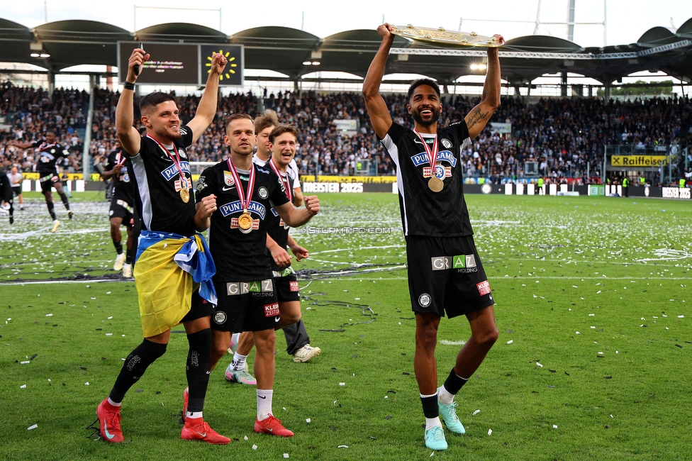 Sturm Graz - Wolfsberg
Oesterreichische Fussball Bundesliga, 32. Runde, SK Sturm Graz - Wolfsberger AC, Stadion Liebenau Graz, 24.05.2025. 

Foto zeigt Emir Karic (Sturm), Tomi Horvat (Sturm) und Gregory Wuethrich (Sturm) mit dem Meisterteller
