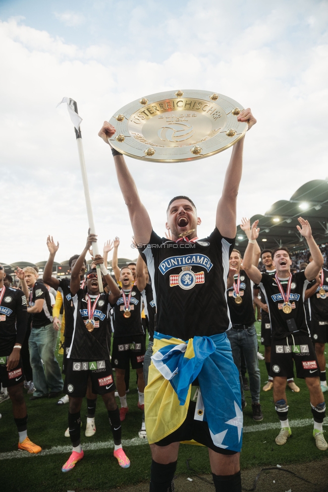 Sturm Graz - Wolfsberg
Oesterreichische Fussball Bundesliga, 32. Runde, SK Sturm Graz - Wolfsberger AC, Stadion Liebenau Graz, 24.05.2025. 

Foto zeigt Emir Karic (Sturm) und die Mannschaft von Sturm mit dem Meisterteller
