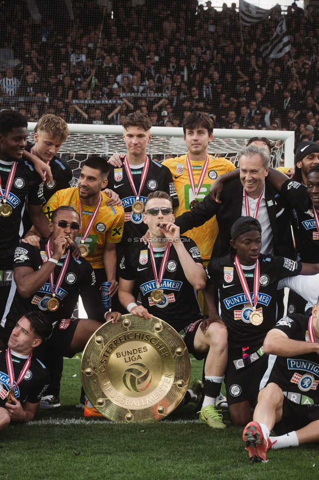 Sturm Graz - Wolfsberg
Oesterreichische Fussball Bundesliga, 32. Runde, SK Sturm Graz - Wolfsberger AC, Stadion Liebenau Graz, 24.05.2025. 

Foto zeigt Dimitri Lavalee (Sturm) und die Mannschaft von Sturm mit dem Meisterteller
