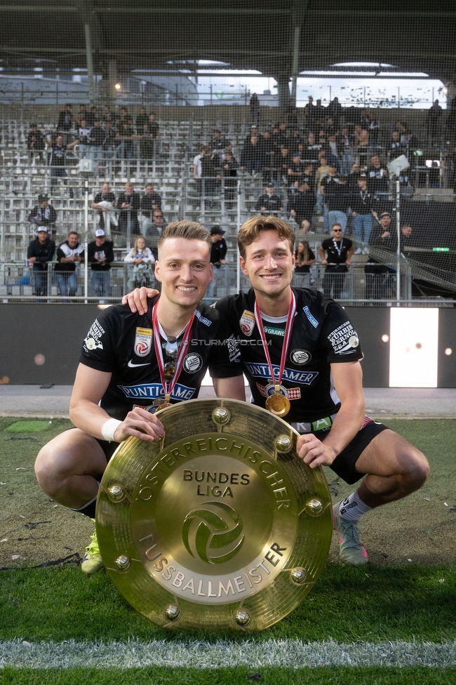 Sturm Graz - Wolfsberg
Oesterreichische Fussball Bundesliga, 32. Runde, SK Sturm Graz - Wolfsberger AC, Stadion Liebenau Graz, 24.05.2025. 

Foto zeigt Dimitri Lavalee (Sturm) und William Boeving (Sturm) mit dem Meisterteller
