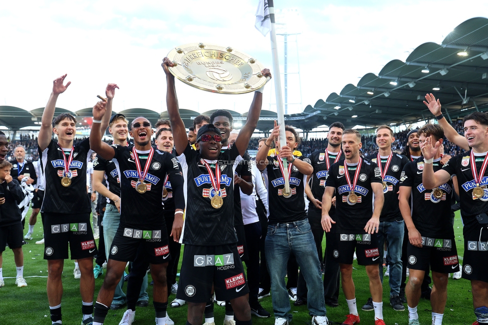 Sturm Graz - Wolfsberg
Oesterreichische Fussball Bundesliga, 32. Runde, SK Sturm Graz - Wolfsberger AC, Stadion Liebenau Graz, 24.05.2025. 

Foto zeigt die Mannschaft von Sturm mit dem Meisterteller
