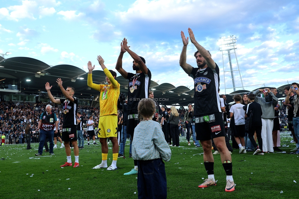 Sturm Graz - Wolfsberg
Oesterreichische Fussball Bundesliga, 32. Runde, SK Sturm Graz - Wolfsberger AC, Stadion Liebenau Graz, 24.05.2025. 

Foto zeigt die Mannschaft von Sturm mit dem Meisterteller
