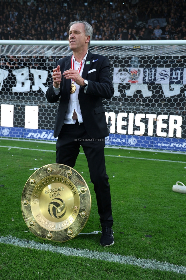 Sturm Graz - Wolfsberg
Oesterreichische Fussball Bundesliga, 32. Runde, SK Sturm Graz - Wolfsberger AC, Stadion Liebenau Graz, 24.05.2025. 

Foto zeigt Christian Jauk (Praesident Sturm) mit dem Meisterteller
