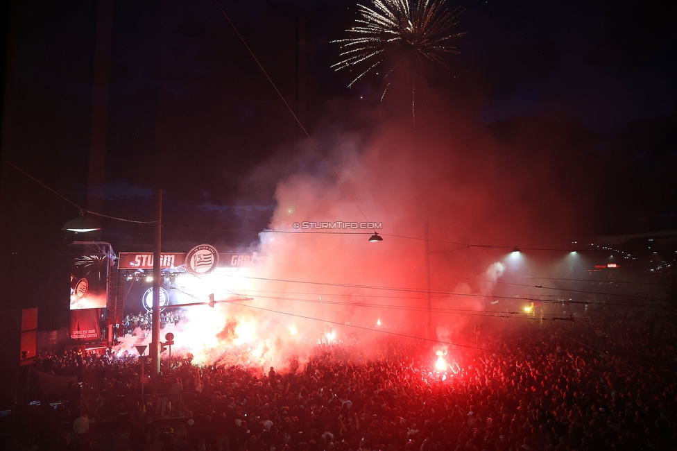 Sturm Graz - Wolfsberg
Oesterreichische Fussball Bundesliga, 32. Runde, SK Sturm Graz - Wolfsberger AC, Stadion Liebenau Graz, 24.05.2025. 

Foto zeigt die Mannschaft von Sturm mit dem Meisterteller

