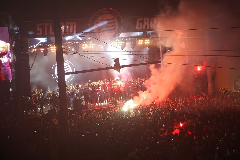 Sturm Graz - Wolfsberg
Oesterreichische Fussball Bundesliga, 32. Runde, SK Sturm Graz - Wolfsberger AC, Stadion Liebenau Graz, 24.05.2025. 

Foto zeigt die Mannschaft von Sturm mit dem Meisterteller
