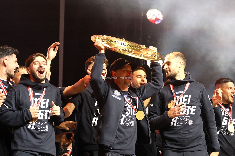 Sturm Graz - Wolfsberg
Oesterreichische Fussball Bundesliga, 32. Runde, SK Sturm Graz - Wolfsberger AC, Stadion Liebenau Graz, 24.05.2025. 

Foto zeigt die Meisterfeier und Stefan Hierlaender (Sturm)
