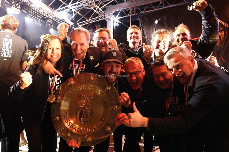 Sturm Graz - Wolfsberg
Oesterreichische Fussball Bundesliga, 32. Runde, SK Sturm Graz - Wolfsberger AC, Stadion Liebenau Graz, 24.05.2025. 

Foto zeigt die Meisterfeier und den Vorstand von Sturm
