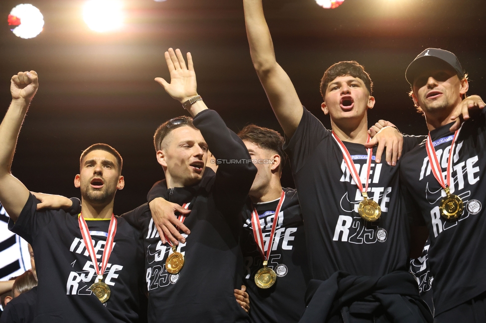 Sturm Graz - Wolfsberg
Oesterreichische Fussball Bundesliga, 32. Runde, SK Sturm Graz - Wolfsberger AC, Stadion Liebenau Graz, 24.05.2025. 

Foto zeigt die Meisterfeier und die Mannschaft von Sturm
