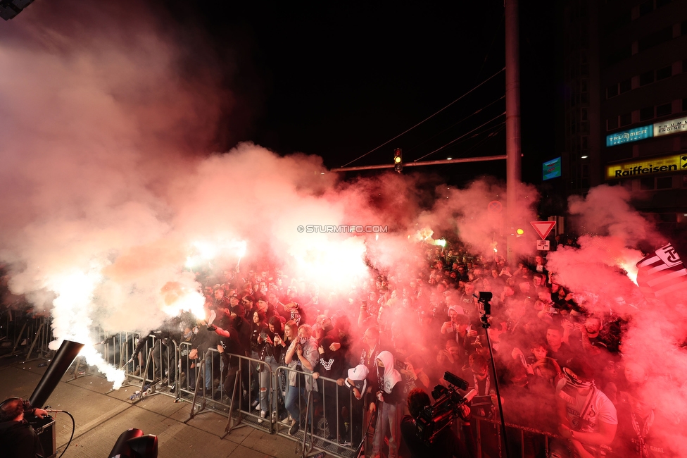 Sturm Graz - Wolfsberg
Oesterreichische Fussball Bundesliga, 32. Runde, SK Sturm Graz - Wolfsberger AC, Stadion Liebenau Graz, 24.05.2025. 

Foto zeigt die Mannschaft von Sturm mit dem Meisterteller

