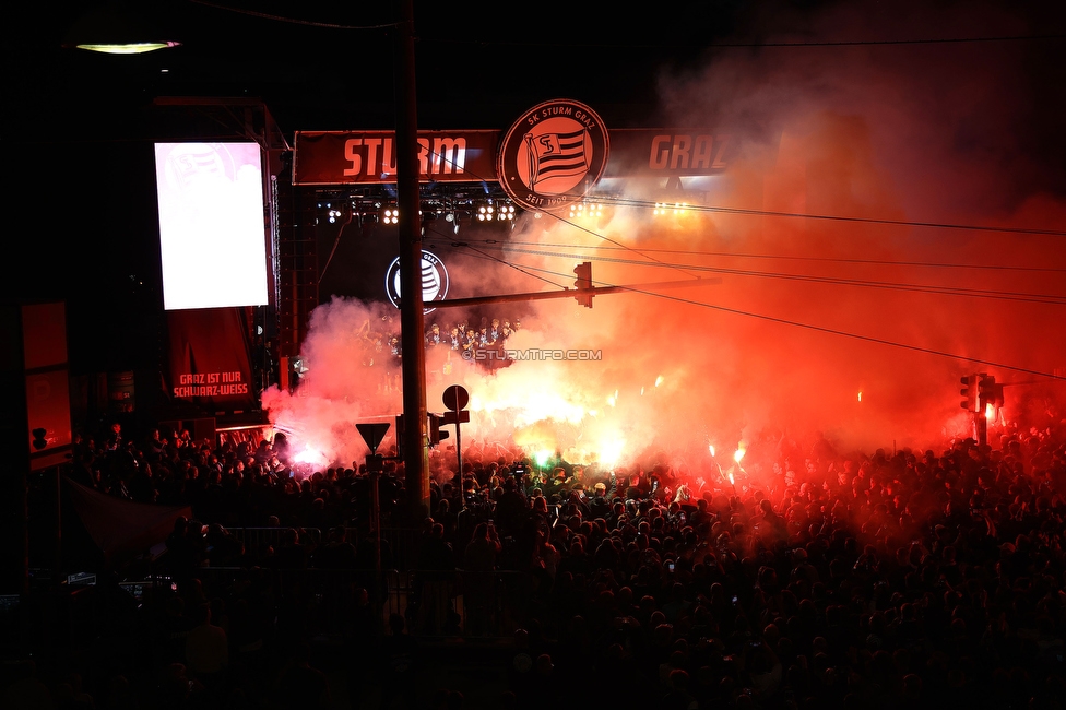 Sturm Graz - Wolfsberg
Oesterreichische Fussball Bundesliga, 32. Runde, SK Sturm Graz - Wolfsberger AC, Stadion Liebenau Graz, 24.05.2025. 

Foto zeigt die Mannschaft von Sturm mit dem Meisterteller
