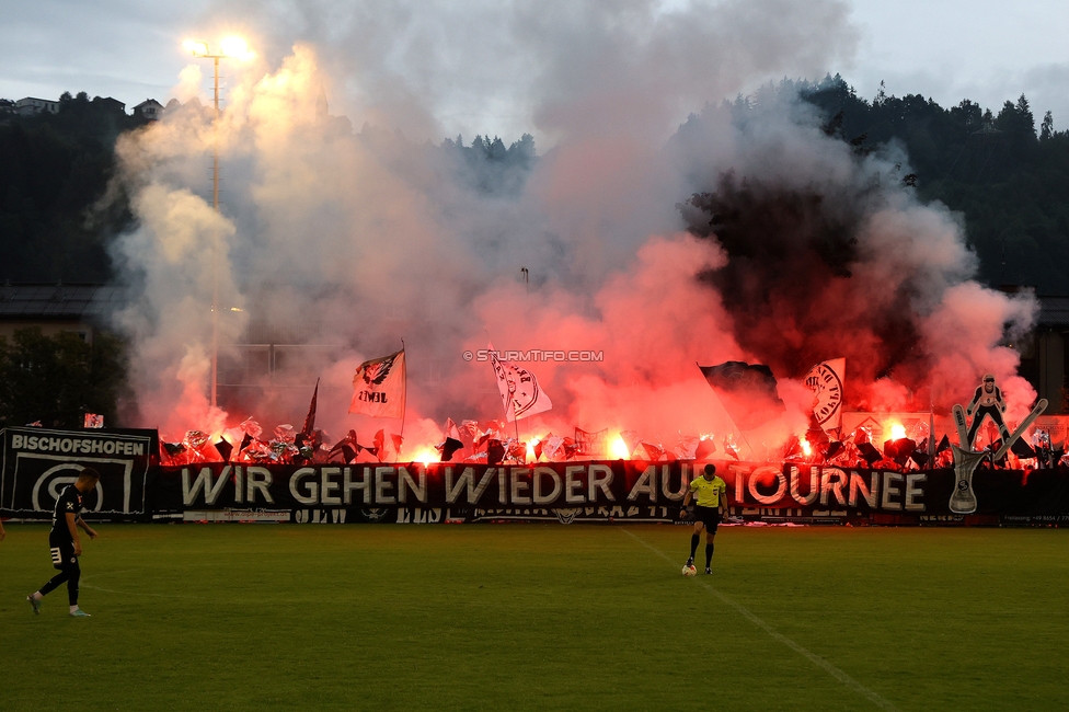 SK Bischofshofen - Sturm Graz
OEFB Cup 1. Runde, SK Bischofshofen - SK Sturm Graz, Sportplatz Bischofshofen, 25.07.2025. 

Foto zeigt Fans von Sturm mit einer Choreografie
