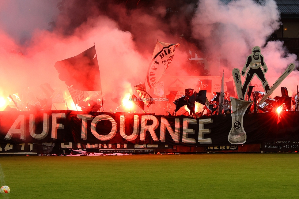 SK Bischofshofen - Sturm Graz
OEFB Cup 1. Runde, SK Bischofshofen - SK Sturm Graz, Sportplatz Bischofshofen, 25.07.2025. 

Foto zeigt Fans von Sturm mit einer Choreografie
