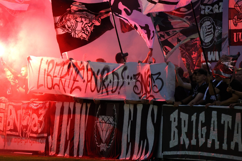 SK Bischofshofen - Sturm Graz
OEFB Cup 1. Runde, SK Bischofshofen - SK Sturm Graz, Sportplatz Bischofshofen, 25.07.2025. 

Foto zeigt Fans von Sturm mit einem Spruchband
