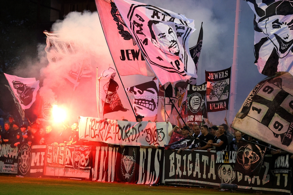 SK Bischofshofen - Sturm Graz
OEFB Cup 1. Runde, SK Bischofshofen - SK Sturm Graz, Sportplatz Bischofshofen, 25.07.2025. 

Foto zeigt Fans von Sturm mit einem Spruchband
