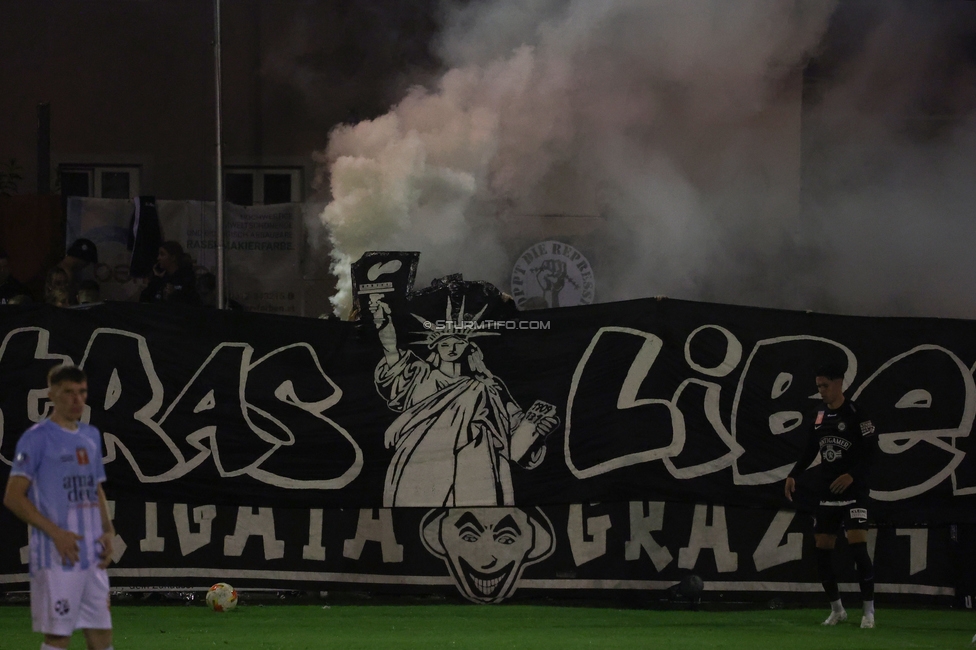 SK Bischofshofen - Sturm Graz
OEFB Cup 1. Runde, SK Bischofshofen - SK Sturm Graz, Sportplatz Bischofshofen, 25.07.2025. 

Foto zeigt Fans von Sturm mit einer Choreografie
