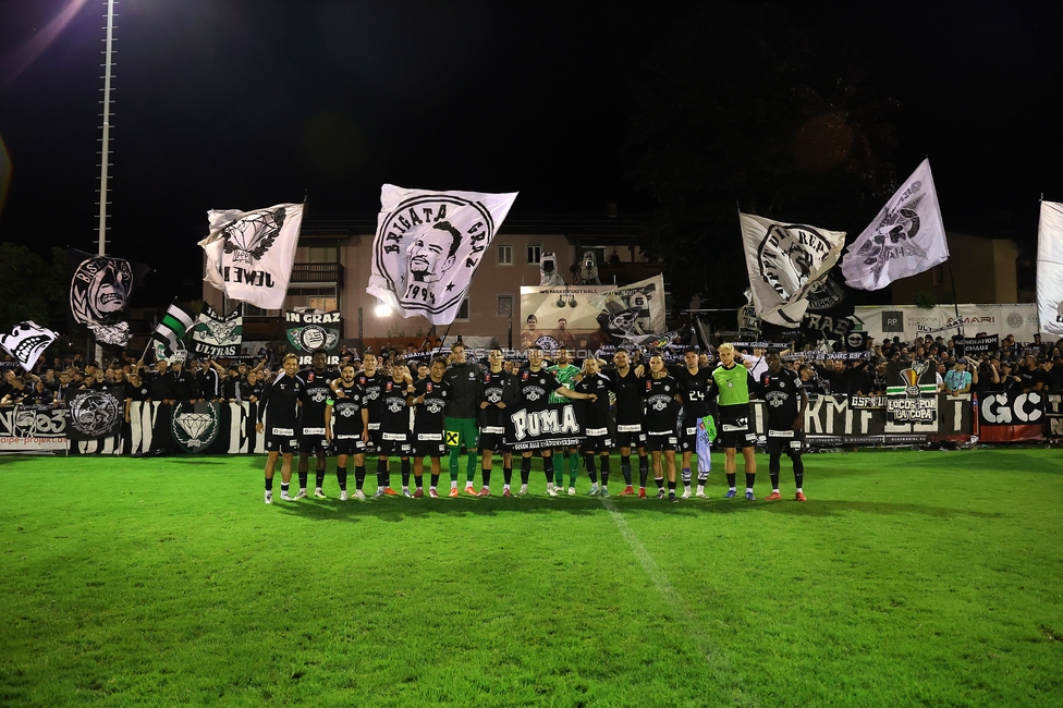 SK Bischofshofen - Sturm Graz
OEFB Cup 1. Runde, SK Bischofshofen - SK Sturm Graz, Sportplatz Bischofshofen, 25.07.2025. 

Foto zeigt die Mannschaft von Sturm und Fans von Sturm
