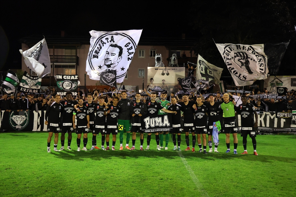 SK Bischofshofen - Sturm Graz
OEFB Cup 1. Runde, SK Bischofshofen - SK Sturm Graz, Sportplatz Bischofshofen, 25.07.2025. 

Foto zeigt die Mannschaft von Sturm und Fans von Sturm
