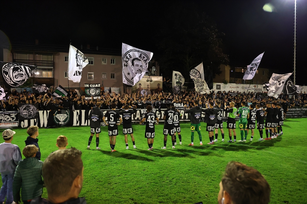 SK Bischofshofen - Sturm Graz
OEFB Cup 1. Runde, SK Bischofshofen - SK Sturm Graz, Sportplatz Bischofshofen, 25.07.2025. 

Foto zeigt die Mannschaft von Sturm und Fans von Sturm
