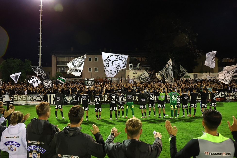 SK Bischofshofen - Sturm Graz
OEFB Cup 1. Runde, SK Bischofshofen - SK Sturm Graz, Sportplatz Bischofshofen, 25.07.2025. 

Foto zeigt die Mannschaft von Sturm und Fans von Sturm
