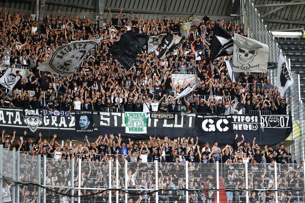 LASK - Sturm Graz
Oesterreichische Fussball Bundesliga, 1. Runde, Linzer ASK - SK Sturm Graz, Raiffeisen Arena Linz, 01.08.2025. 

Foto zeigt Fans von Sturm
