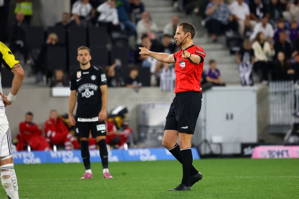 LASK - Sturm Graz
Oesterreichische Fussball Bundesliga, 1. Runde, Linzer ASK - SK Sturm Graz, Raiffeisen Arena Linz, 01.08.2025. 

Foto zeigt den Schiedsrichter

