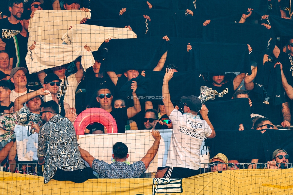 Ried - Sturm Graz
Oesterreichische Fussball Bundesliga, 3. Runde, SV Ried - SK Sturm Graz, Arena Ried, 16.08.2025. 

Foto zeigt Fans von Sturm mit einer Choreografie
