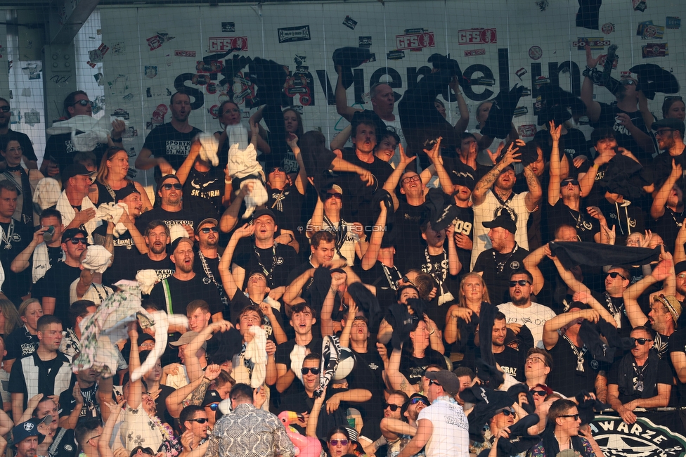 Ried - Sturm Graz
Oesterreichische Fussball Bundesliga, 3. Runde, SV Ried - SK Sturm Graz, Arena Ried, 16.08.2025. 

Foto zeigt Fans von Sturm mit einer Choreografie
