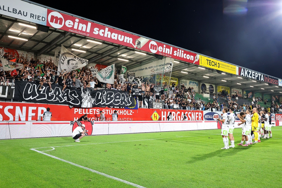 Ried - Sturm Graz
Oesterreichische Fussball Bundesliga, 3. Runde, SV Ried - SK Sturm Graz, Arena Ried, 16.08.2025. 

Foto zeigt Fans von Sturm und die Mannschaft von Sturm
