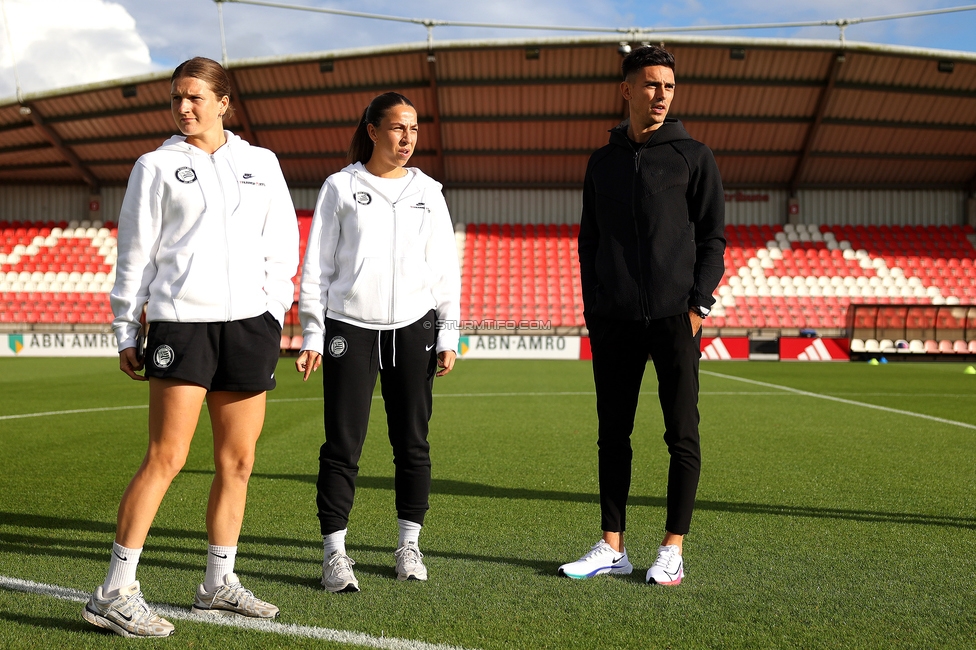 Ajax Frouwen - Sturm Damen
UEFA Women's Europa Cup, 1. Runde, Ajax Amsterdam - SK Sturm Graz Damen, Sportpark De Toekomst Amsterdam, 11.09.2025.

Foto zeigt Sophie Maierhofer (Sturm Damen), Ruzika Krajinovic (Sturm Damen) und Tode Djakovic (Cheftrainer Sturm Damen)

