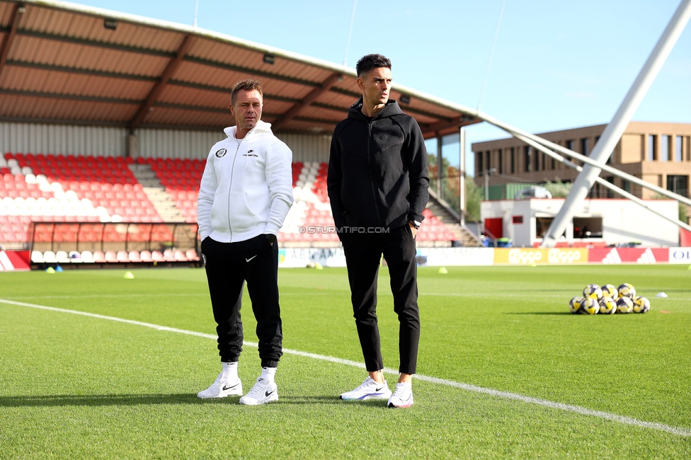 Ajax Frouwen - Sturm Damen
UEFA Women's Europa Cup, 1. Runde, Ajax Amsterdam - SK Sturm Graz Damen, Sportpark De Toekomst Amsterdam, 11.09.2025.

Foto zeigt Daniel Gutschi (Torwart-Trainer Sturm Damen) und Tode Djakovic (Cheftrainer Sturm Damen)
