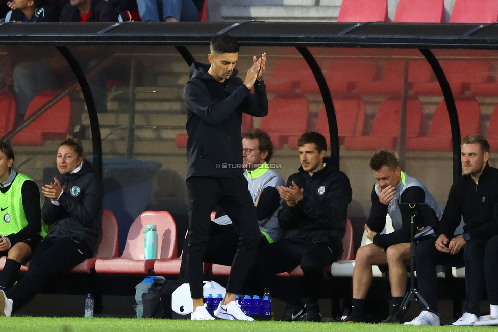 Ajax Frouwen - Sturm Damen
UEFA Women's Europa Cup, 1. Runde, Ajax Amsterdam - SK Sturm Graz Damen, Sportpark De Toekomst Amsterdam, 11.09.2025.

Foto zeigt Tode Djakovic (Cheftrainer Sturm Damen)
