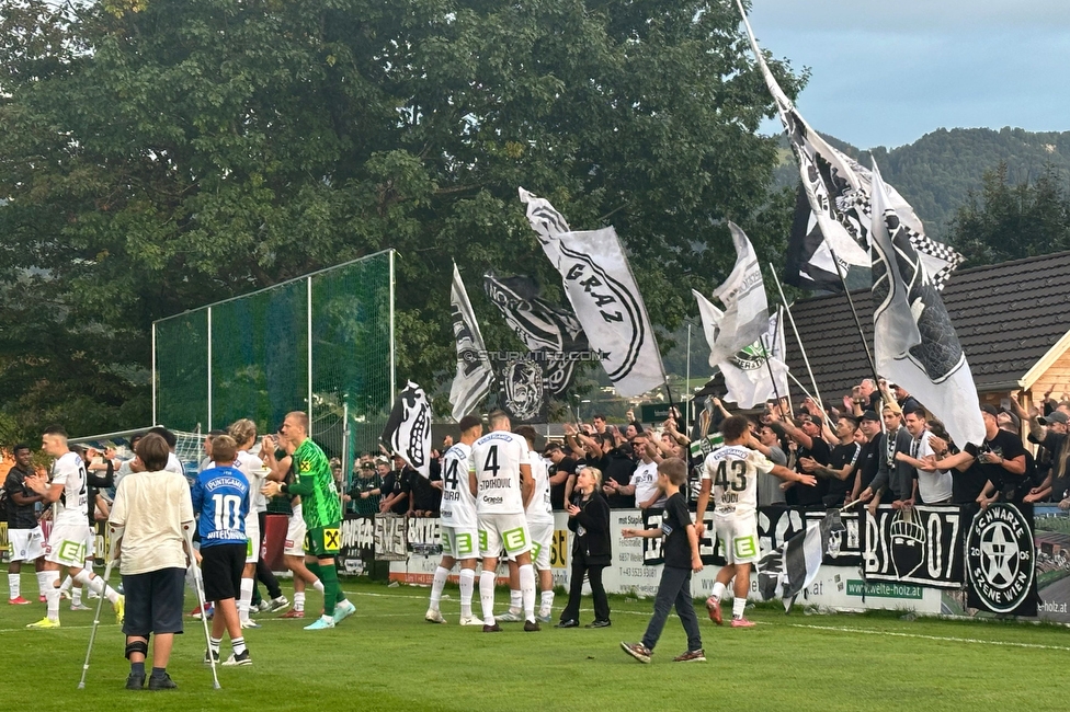 Roethis - Sturm Graz
OEFB Cup, 2. Runde, SC Roethis - SK Sturm Graz, Stadion an der Ratz Roethis, 17.09.2025. 

Foto zeigt die Mannschaft von Sturm und Fans von Sturm
