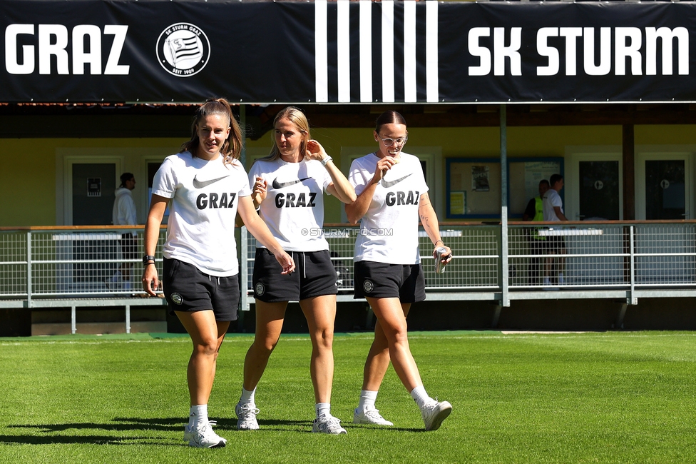 Sturm Damen - Ajax Frouwen
UEFA Women's Europa Cup, 1. Runde, SK Sturm Graz Damen - Ajax Amsterdam, Stadion Hollenegg, 18.09.2025.

Foto zeigt Laura Riesenbeck (Sturm Damen), Elisabeth Brandl (Sturm Damen) und Linda Popofsits (Sturm Damen)
