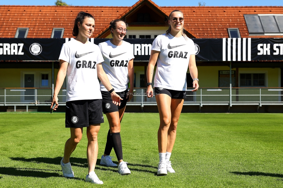 Sturm Damen - Ajax Frouwen
UEFA Women's Europa Cup, 1. Runde, SK Sturm Graz Damen - Ajax Amsterdam, Stadion Hollenegg, 18.09.2025.

Foto zeigt 
Zala Kustrin (Sturm Damen), Maria Kunstek (Sturm Damen) und Melania Pasar (Sturm Damen)
