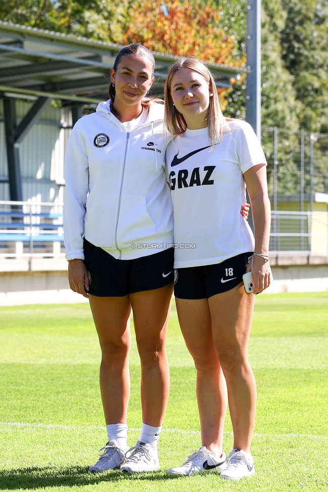 Sturm Damen - Ajax Frouwen
UEFA Women's Europa Cup, 1. Runde, SK Sturm Graz Damen - Ajax Amsterdam, Stadion Hollenegg, 18.09.2025.

Foto zeigt Ruzika Krajinovic (Sturm Damen) und Anna Wirnsberger (Sturm Damen)
