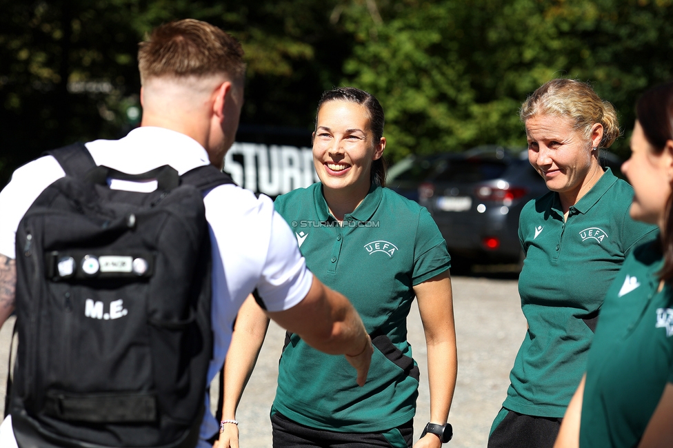 Sturm Damen - Ajax Frouwen
UEFA Women's Europa Cup, 1. Runde, SK Sturm Graz Damen - Ajax Amsterdam, Stadion Hollenegg, 18.09.2025.

Foto zeigt Michael Erlitz (Sportdirektor Sturm Damen) und das Schiedsrichterteam
